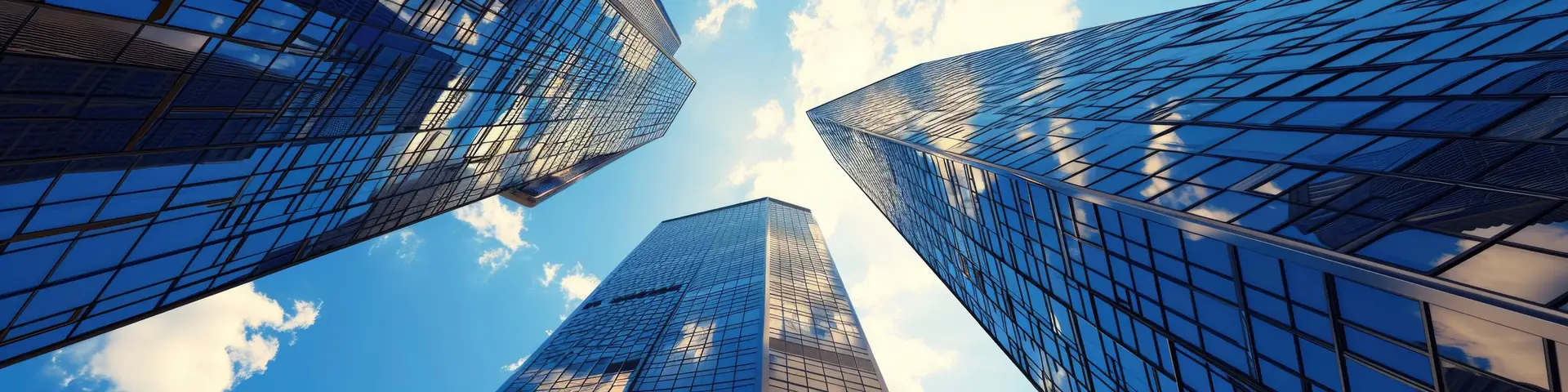 Rascacielos de cristal reflejando el cielo: el estudio de su operación empieza con una llamada
