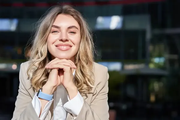 Préstamos de capital privado para particulares: asesora sonriente ante la ciudad
