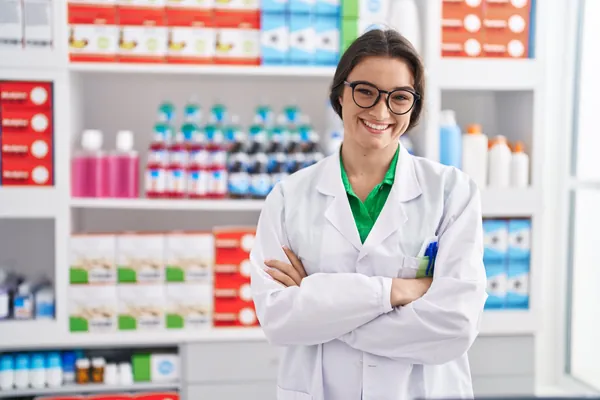 Préstamos de capital privado para farmacéuticos: farmacéutica con bata blanca en su oficina de farmacia